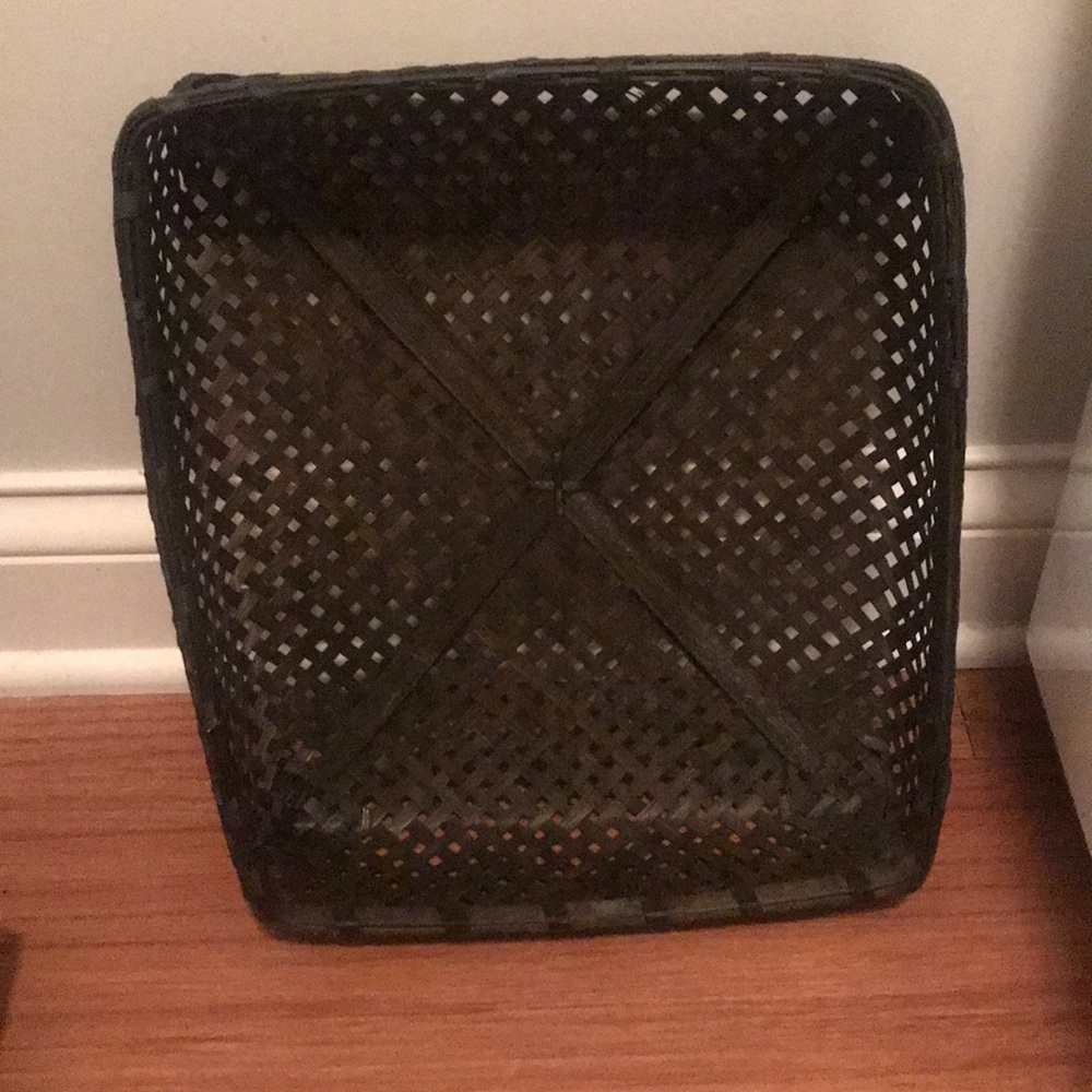 Wall basket